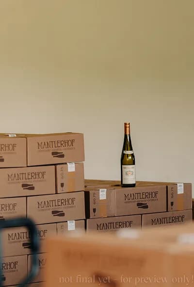 Weinkisten im Weinkeller